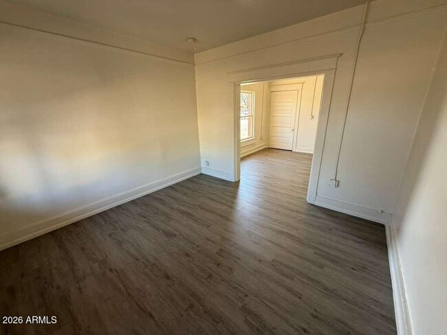 Photo - 663 E 8th St