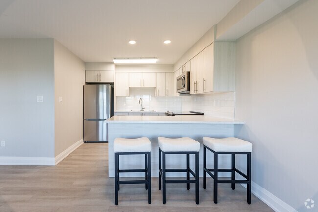 2BR + DEN, 1BA - 971SF - Kitchen - The Forestwoods