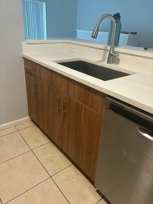 Building Photo - 5860 W Sample Rd Unit 307