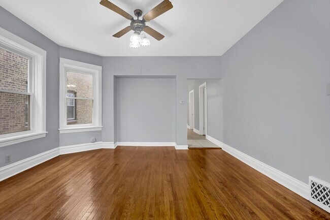 Photo - 5015 W Montrose Ave