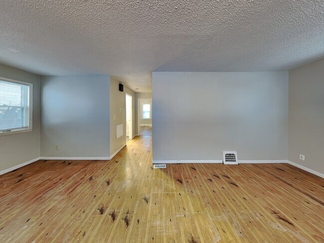 Photo - 1856 Clear Ave E