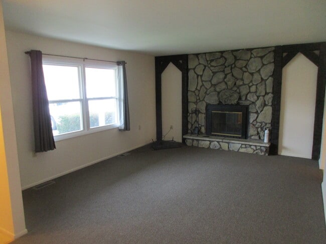 Photo - 733 Acadia Rd