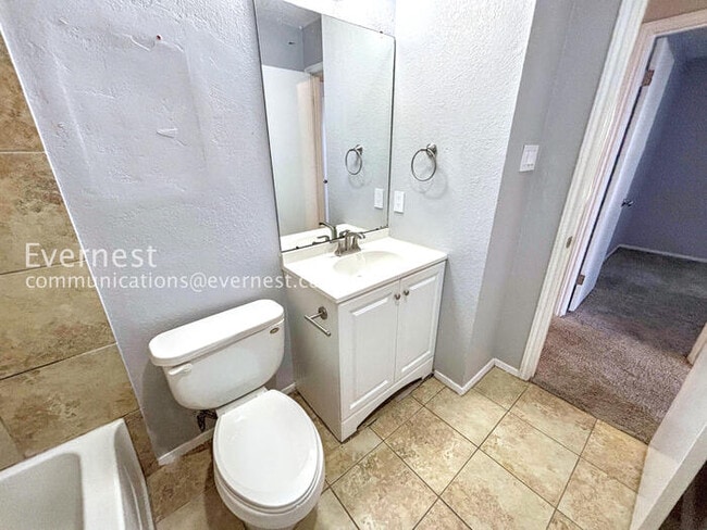 Photo - 915 Pyegrave Pl