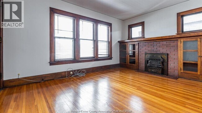 Photo - 533 Moy Ave