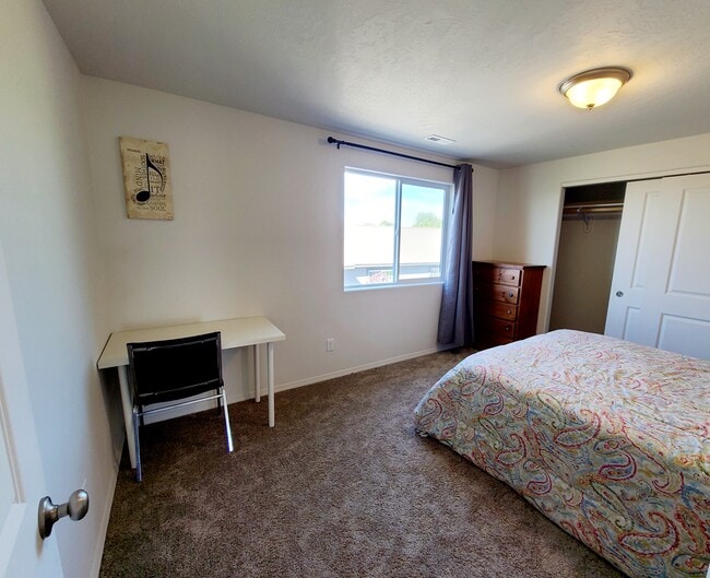 Room- Lake 2 - 8295 Diamond Point Cir NE Unit Lake 2  w shared bathrm