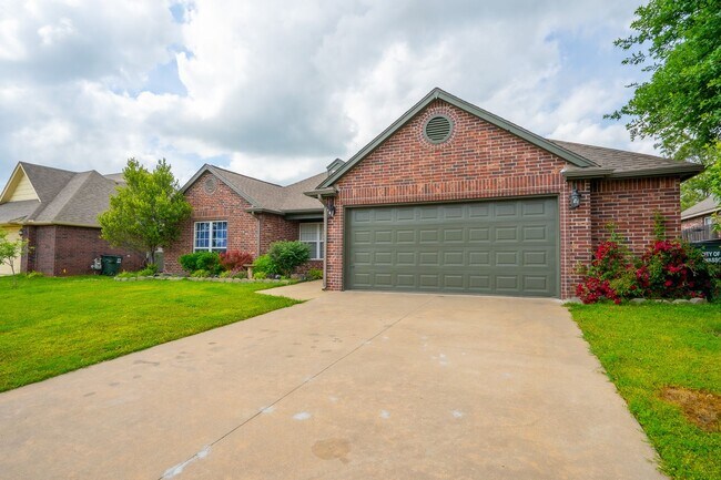 Photo - 4 Bed | 2 Bath | Owasso | $2060 | Mid July