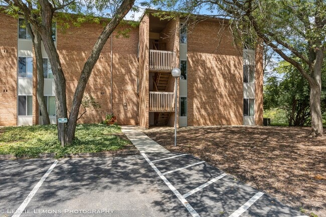 Building Photo - 6004 E Lake Dr Unit 1F