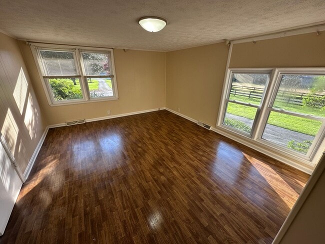 Building Photo - 3 Bedrooms- 2 Bathrooms- House in Armuchee!
