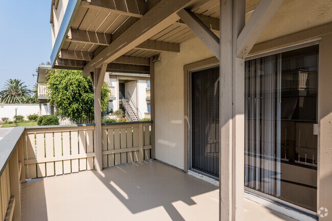 1BR, 1BA - 775 SF