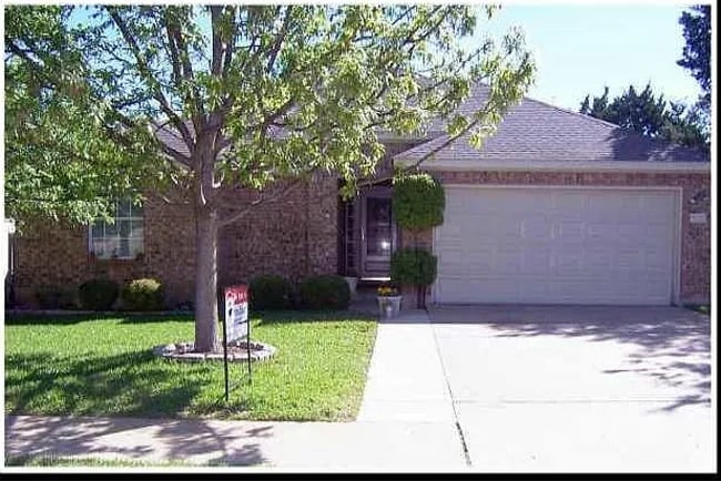 Building Photo - 1904 Hollow Ridge Dr Rental