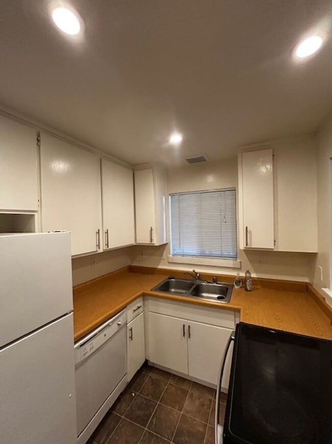 Photo - CivicCenter943 Unit A