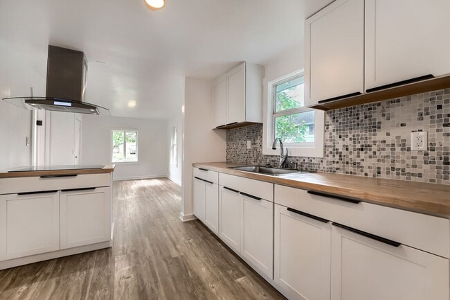 Photo - Bright & Charming 2bed/1bath + Mudroom Home in Tacoma!