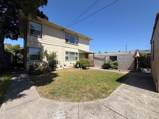 Building Photo - Bright Upper-Level 2BR Home in Alameda’s Desirable East End.