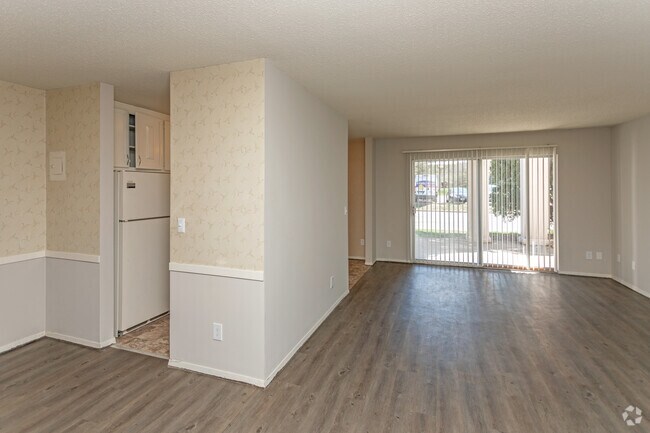1BR, 1BA - 853SF
