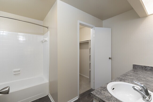 2BR, 2BA - 1008 SF