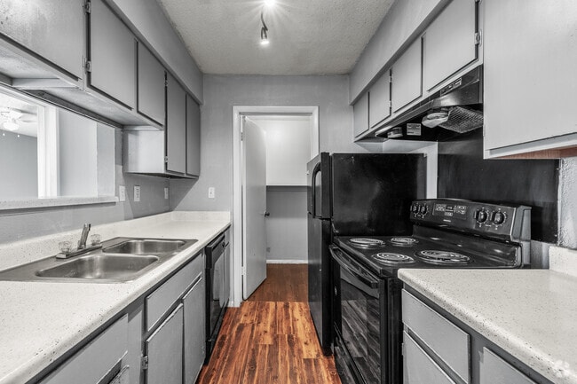 2BR, 2BA - 883SF - Kitchen - The Summit Apartments