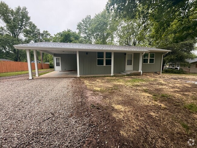 Building Photo - 2 Bedroom, 1 Bath Remodeled House