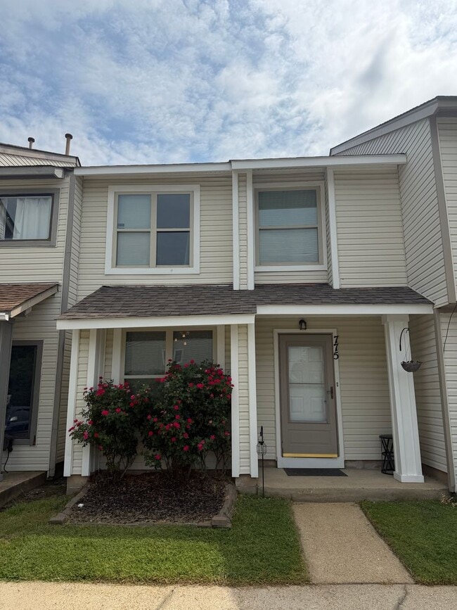Building Photo - Ocean Lakes Three Bedroom Townhome