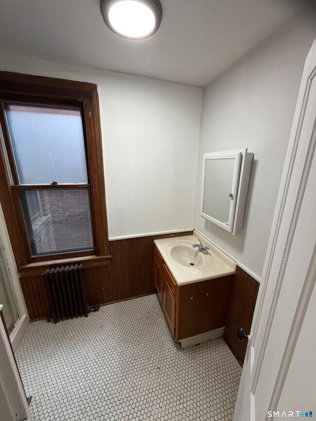 Photo - 582 Kossuth St Unit 3