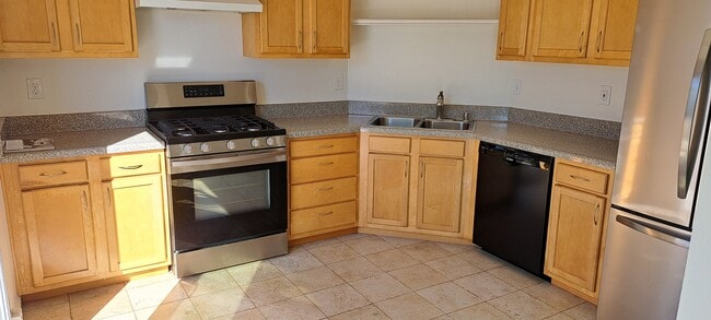 KITCHEN WITH SAMSUNG NATURAL GAS RANGE AND OVEN, STAINLESS STEEL SINK WITH STAINLESS STEEL FAUCET AN - 314 20th St Unit D