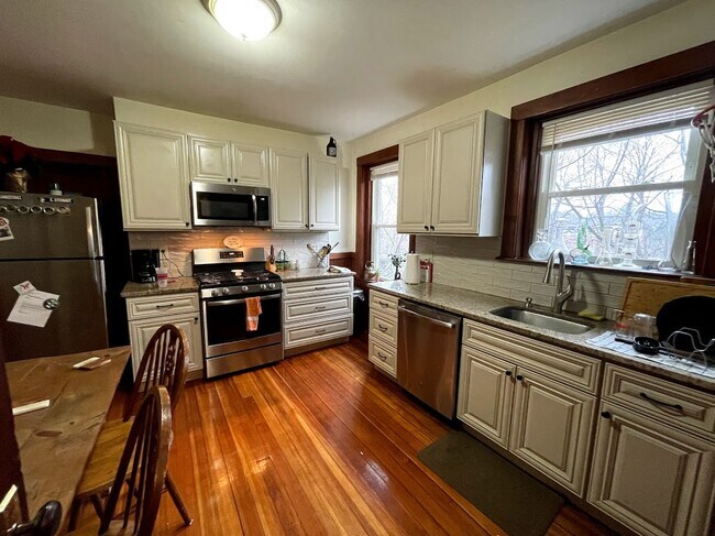 Building Photo - 2 Hillside St Unit 1