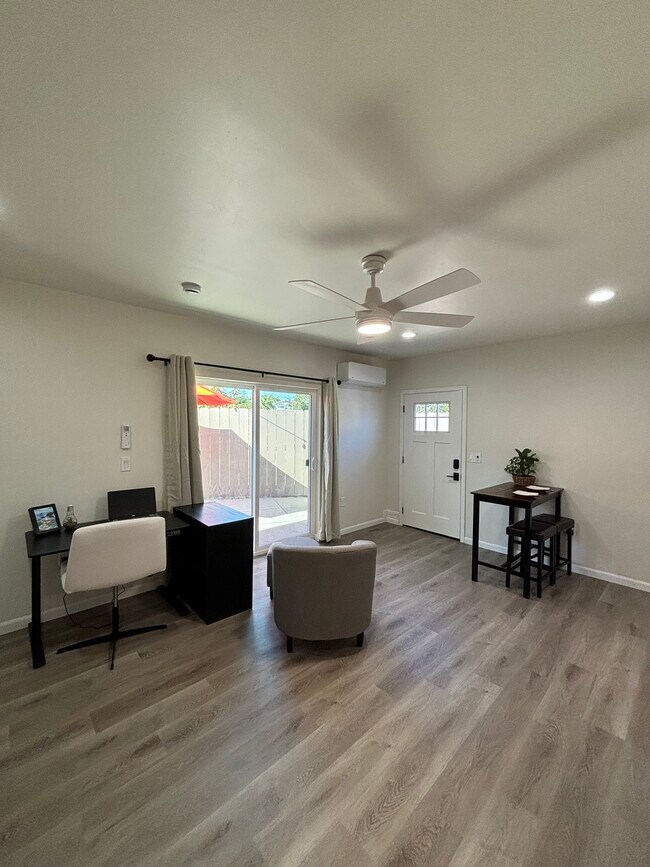 Unit comes furnished - 6421 Gary Ct Unidad 6419 Gary Court