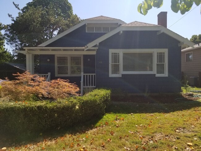 Building Photo - N. 25th Ave 2 bedroom Craftsman w/basement