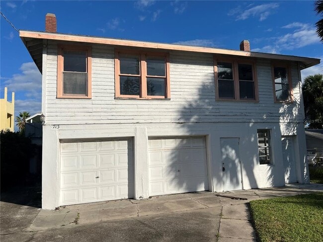 Building Photo - 713 Davis St Unit 2