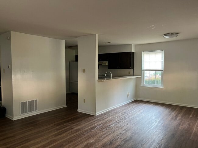 Photo - 2401 Greensward N