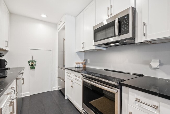 Photo - 1710 Summit Pl NW