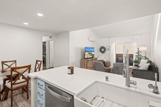 Photo - Fully Furnished 3BR/2BA Condo with Vaulted Ceilings, Close Proximity to UCSD and Medical Centers!... Unidad 231