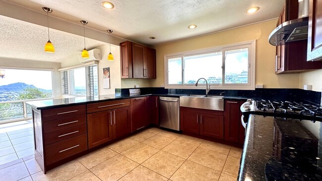 Available NOW - 3 Bedroom, 2 Bath, with a ... - Available NOW - 3 Bedroom, 2 Bath, with a ... House