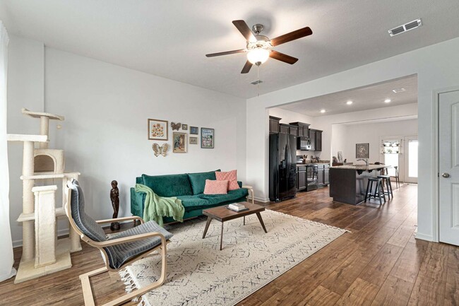 Photo - 790 Bradburn Village Way