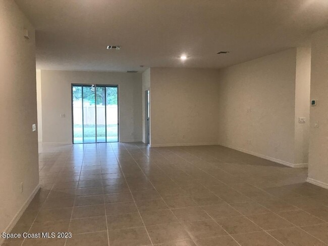 Photo - 750 August St SE