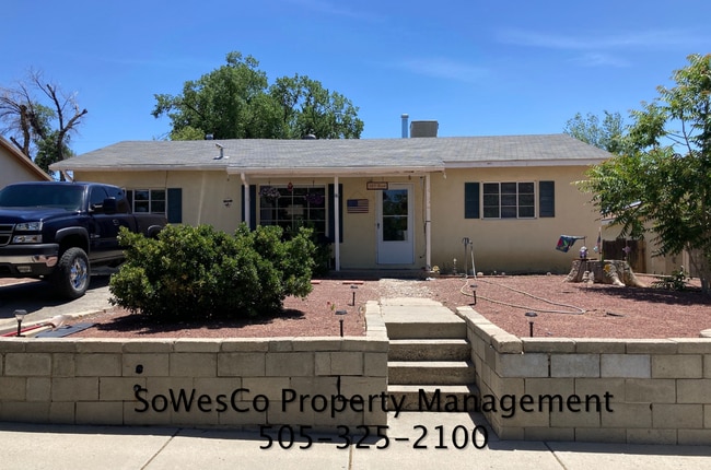 Three Bedroom Home with Fenced Yard - Three Bedroom Home with Fenced Yard