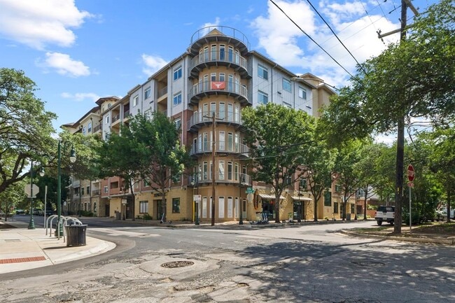 Building Photo - 910 W 25th St Unit 209
