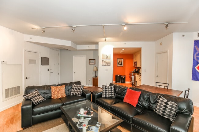 Vista antigua del espacio habitable con otros muebles. - 1300 13th St NW Unidad 106