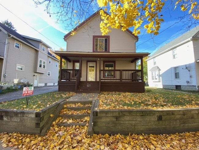 Building Photo - Spacious 3-Bed, 1.5-Bath—Covered Porch & Easy Parking