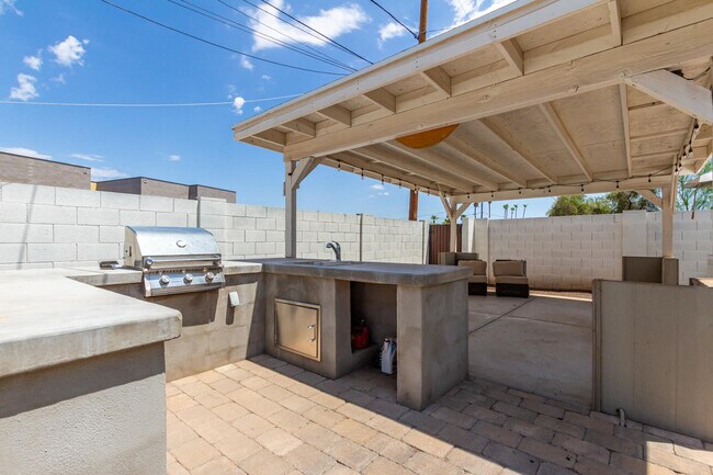 Photo - 1100 W 12th St