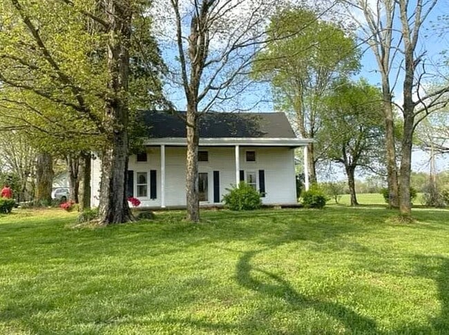 Building Photo - Classic country style house available now!