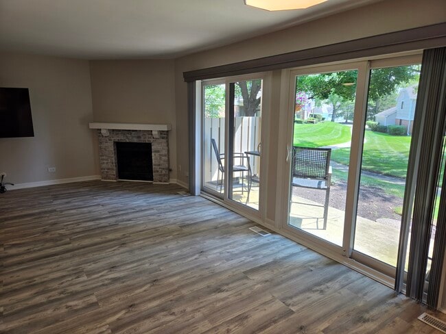 Fire Place - 301 Pembridge Ln Unit 301 Pembridge-Schaumburg