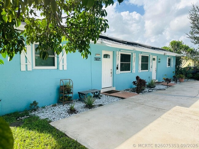 1657 Magnolia Ln