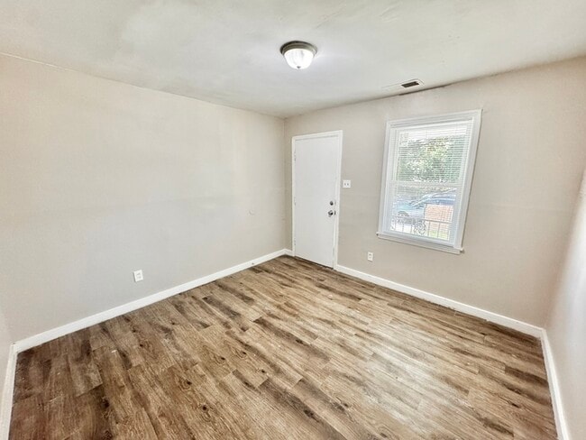 Photo - 1290 N McNeil St