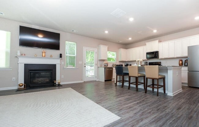 Photo - 317 Pinewood Dr