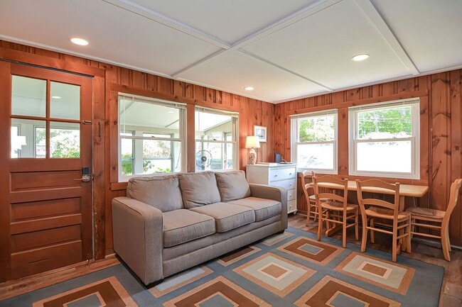 2 Saratoga Ct