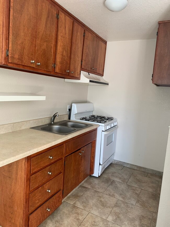 Los gabinetes de la cocina ahora están pintados de gris. - 516 W Atkins Ave Unidad A