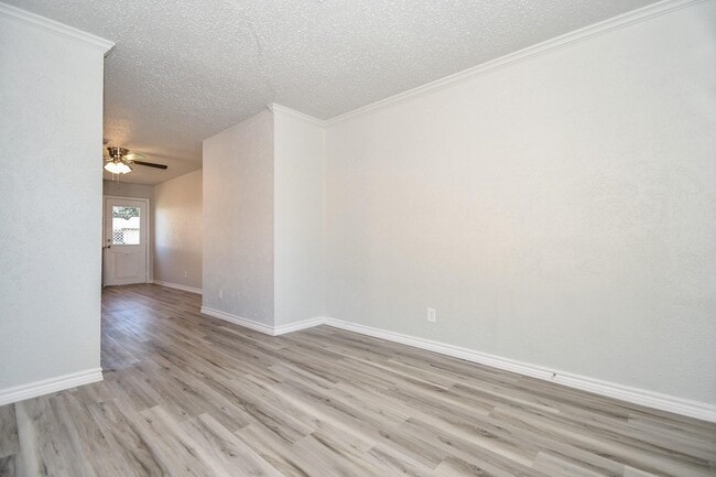 Building Photo - 2116 Thonig Rd Unit 4 Rental