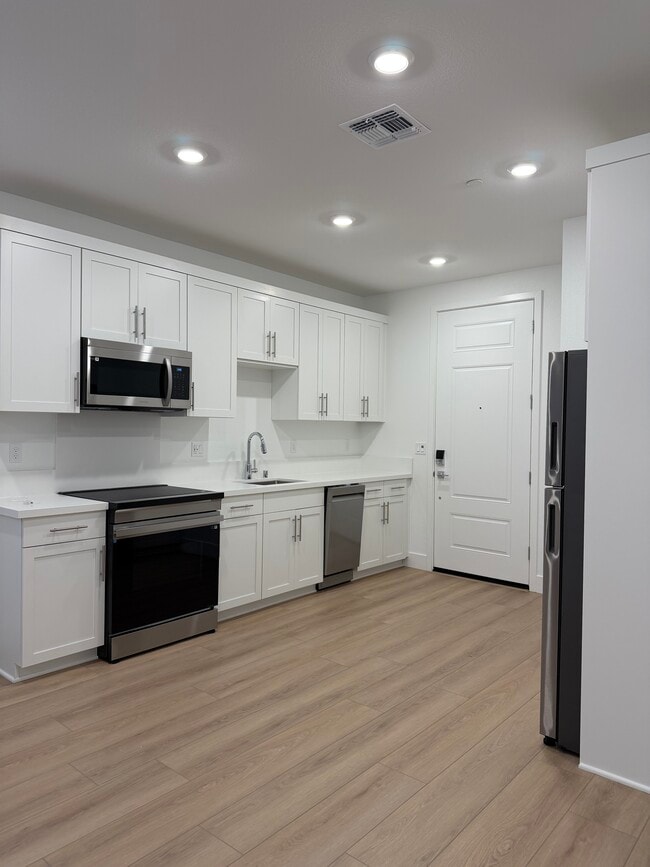 Cocina - 1467 N Girardi Dr