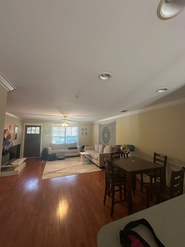 Building Photo - 2 Bedroom 2 Bathroom in gated community of the Summit