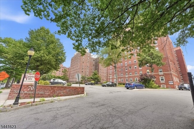 Building Photo - 70 S Munn Ave Unit 408